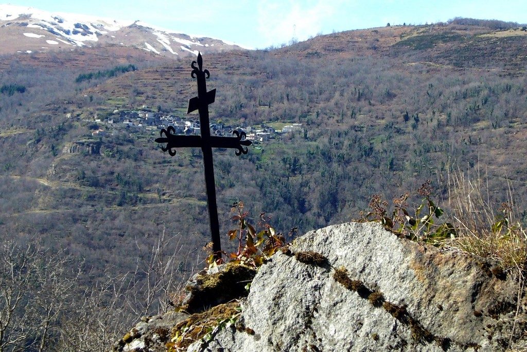 Croix sur le Roc, en arrière plan le village de Lapège - AACM © GL