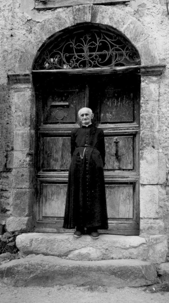 Joseph Teulière, devant le presbytère vers 1955 - Crédit photo Hubert Boisset